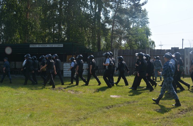 Боевые группы силовиков провели учения возле курганской колонии. Фото