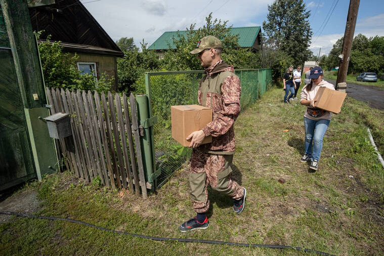 Пострадавшим от ливней жителям Коркино привезли наборы продуктов от РМК. Фото