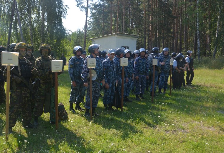 Боевые группы силовиков провели учения возле курганской колонии. Фото