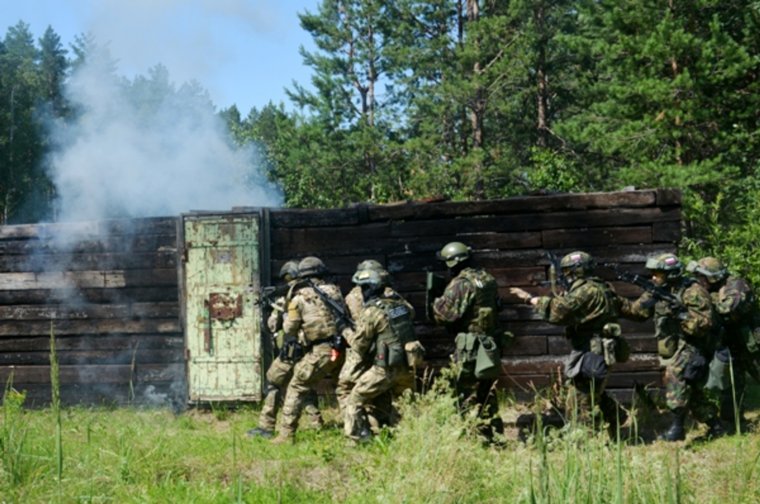 Боевые группы силовиков провели учения возле курганской колонии. Фото